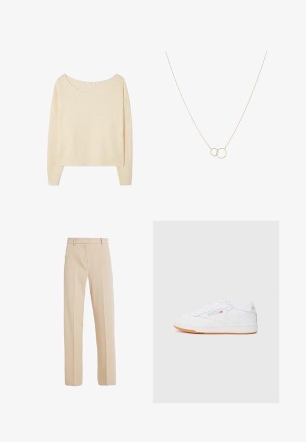 Cremefarbener langärmeliger Pullover mit weitem Rundhalsausschnitt und geripptem Saum sowie Bündchen, dargestellt auf weißem Hintergrund.; Beige maßgeschneiderte Hose aus glattem Stoff, mit geradem Beinanschnitt, seitlichen Taschen und Bügelfalten auf der Vorderseite.; Weiße Leder-Sneaker mit niedrigem Schnitt, ausgestattet mit einer strukturierten weißen Gummisohle und einer hellbraunen Gummisohle. Dezente Logo-Details vorhanden.; Goldene Halskette mit zwei miteinander verbundenen, kreisförmigen Anhängern an einer feinen Kette. Glatte Textur mit minimalistischer Gestaltung.