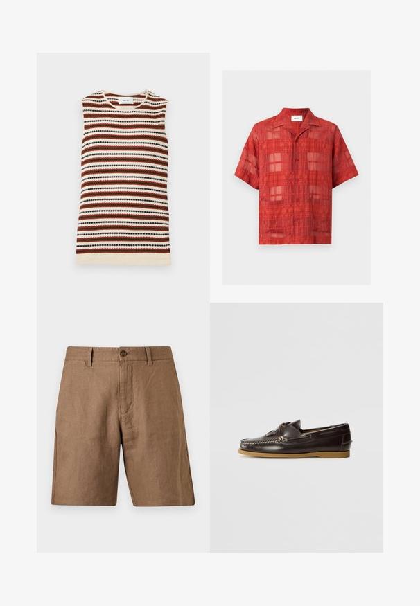 Top sans manches en maille avec des rayures horizontales crème, rouille, vert olive et noir, avec un col rond.; Chemise rouge à manches courtes avec boutons, motif à carreaux transparent et col plié sur fond uni.; Short marron décontracté longueur genou avec passants de ceinture, fermeture par bouton et poches avant, en tissu texturé.; Hereu SALER NAUTIC - Chaussures bateau - dark brown
