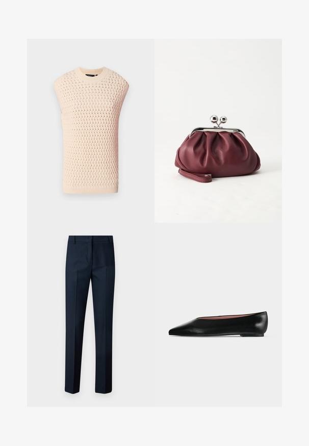 Haut sans manches en beige clair, avec un motif tissé texturé, un col et un ourlet côtelés, une silhouette droite et des côtés ouverts.; Pantalons habillés navy en tissu lisse, présentant une coupe droite, un devant plat et sans poches ni embellissements visibles.; Chaussure plate en cuir noir pour femme, avec bout pointu et petit talon, vue de côté sur un fond gris clair uni.; Petit sac pochette en cuir bordeaux avec fermoir métallique argenté et bracelet sur fond blanc.