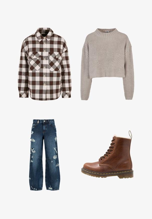 Beige chunky strikket cropped sweater med lange ærmer og ribbet rund halsudskæring samt manchetter.; Brun og hvid plaid knap-op skjorte med to brystlommer, der har en klassisk krave og knap-ned foran. Blød stofstruktur.; Blå højtaljede viddeben jeans med flere slidte rifter og frynsete detaljer foran og på benene.; Brun læder ankelstøvle med pelsfor, rund tå, snørebånd foran og gul syning langs sålen. Robust gummisål for godt greb.