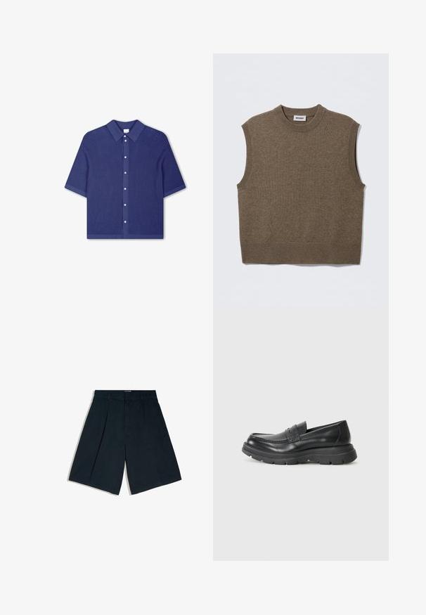 Brauner, ärmelloser Strickpullover mit rundem Ausschnitt, gerippten Kanten und weicher Textur; Etikett trägt die Aufschrift "WEEKDAY."; Kurzes, kragenloses Hemd in tiefem Marineblau, mit einem strukturierten Gewebemuster und einer Knopfleiste mit runden, silberfarbenen Knöpfen.; Schwarze knielange Shorts mit Gürtelschlaufen, Vorderfalten und einem verdeckten vorderen Verschluss, auf weißem Hintergrund dargestellt.; Schwarzer Leder-Schlupfschuh im Mokassin-Stil, mit runder Zehenpartie, dicker Gummisohle und feinen Steppnähten im oberen Bereich.