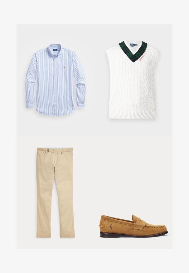 Gilet sans manches en maille torsadée blanche avec col en V à carreaux verts et noirs et petite broderie rouge "Polo Tennis".; Chemise boutonnée à rayures bleu clair et blanches, avec un col, des manches longues et un petit logo sur la poitrine. Matière en coton.; Pantalon beige à jambes droites avec passants de ceinture et braguette zippée à l'avant, posé à plat sur un fond blanc.; Mocassin en daim fauve avec détails cousus et petit logo brodé de cheval sur le côté, avec un petit talon en bois et design sans lacets.