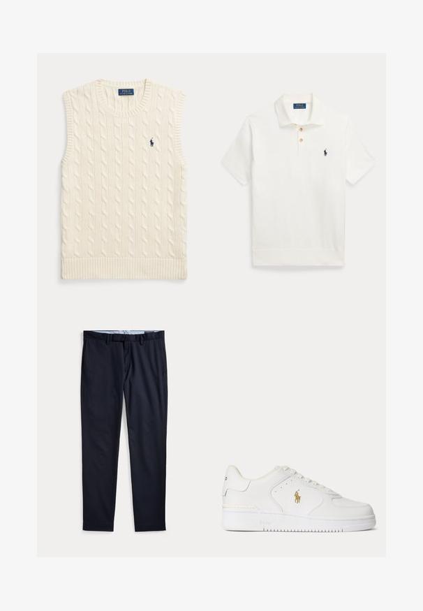 Krémová bezrukávová sveterová vesta so vzorom vrkočového pletenia, s rebrovanými lemami a malým tmavomodrým logom Polo Ralph Lauren na ľavej strane hrude.; Biele tričko Polo Ralph Lauren s krátkym rukávom so zapínaním na dva gombíky a tmavomodrým vyšitým logom koňa na ľavej strane hrudníka.; Pánske spoločenské nohavice námornícko modrej farby s pútkami na opasok, zipsom a bočnými vreckami, položené na bielom pozadí.; Biele kožené nízke tenisky s bielymi šnúrkami a zlatým logom Polo Ralph Lauren na boku a "Polo" vyrazeným na podrážke.