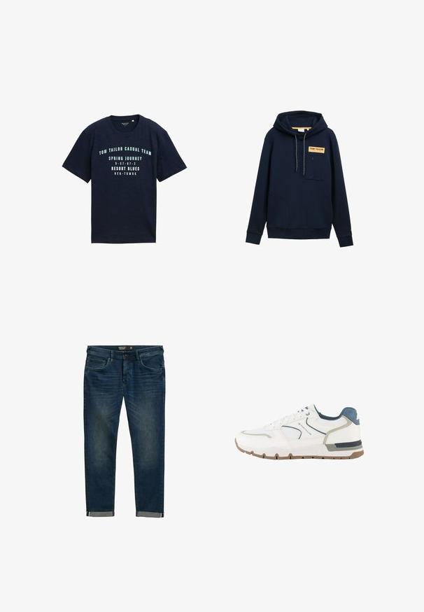 Marineblauwe hoodie met een voorklepzak, borstpatch met het label "TOM TAILOR", capuchon met trekkoord en ribbelmanchetten. Soepele stoftextuur.; Marineblauwe katoenen t-shirt met korte mouwen, ronde halslijn, met gedeeltelijk bedrukte witte tekst en cijfers op de voorkant in een casual ontwerp.; Donkerblauwe denim jeans met een regular fit, met vijf zakken, een klassieke ritssluiting en opgerolde broekspijpen met een contrasterende binnenvoering.; Witte en grijze sportschoen met blauwe accenten, meshstof en een bruine zool, met het merk "Tom Tailor" aan de zijkant.