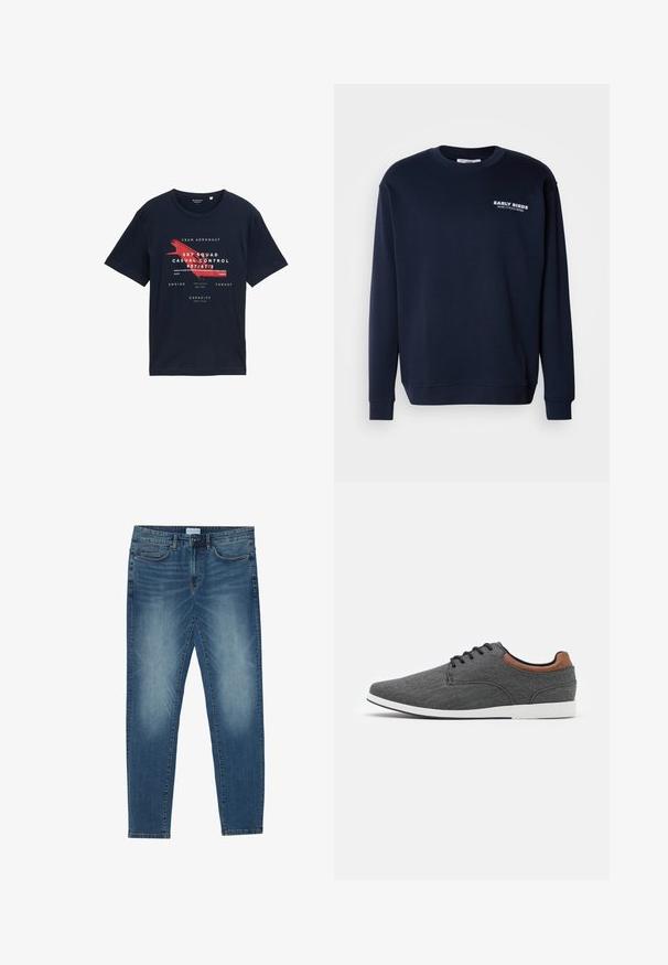 Marineblaues Sweatshirt aus Baumwollmischgewebe. Mit Rundhalsausschnitt, langen Ärmeln, gerippten Bündchen und "EARLY BIRDS"-Druck auf der Brust.; Navyblaue Baumwoll-T-Shirt mit Rundhalsausschnitt, kurzen Ärmeln und grafischem Frontdruck mit roten Akzenten sowie details im Luftfahrt-Thema.; Jeans aus Denim in mittlerem Blau mit einer verblassten Waschung, Fünf-Taschen-Design, geradem Bein und gestickten Akzenten. Mit Knopf- und Reißverschluss.; Graue Stoffschuhe mit glatter Textur, einem braunen Lederakzent an der Ferse und weißer Gummisohle. Schnürdesign, schlanke Silhouette.