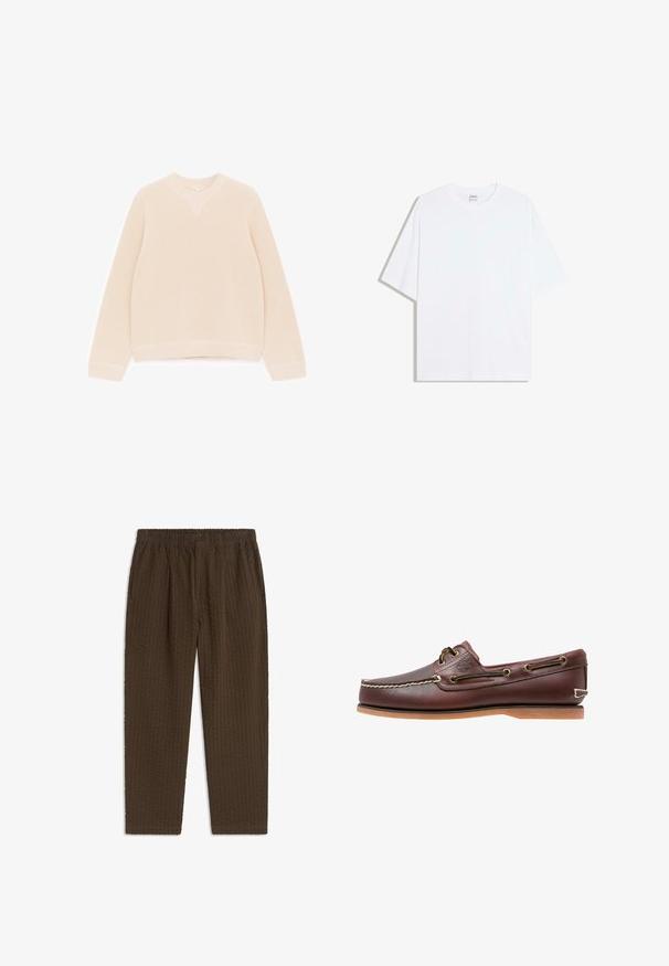 Pull-over en maille de lin beige clair. Il présente un col rond, des manches longues, une texture côtelée et un ourlet droit avec des détails côtelés.; T-shirt oversize en coton blanc avec un col rond et des manches courtes ; texture lisse, sans motifs ni accents visibles.; Pantalon marron texturé avec taille élastique, fermeture par bouton et poches latérales, présenté à plat sur fond blanc.; Chaussure bateau en cuir marron avec coutures blanches, détails de lacets et semelle en caoutchouc beige, vue de côté sur fond blanc.