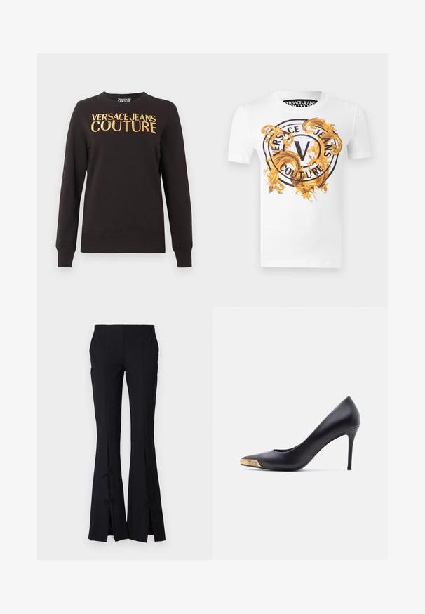Schwarzer Sweatshirt mit langen Ärmeln, gerippten Bündchen und Saum, mit großem goldfarbenem "VERSACE JEANS COUTURE" Schriftzug über der Brust.; Weißes T-Shirt mit kurzen Ärmeln und einem schwarzen, kreisförmigen "Versace Jeans Couture"-Logo sowie kunstvollen, goldenen Barockornamenten auf der Vorderseite.; Schwarze ausgestellte Hosen aus einem glatten Stoff, mit Schlitzen am Saum, die mit Schleifen gebunden sind, um zusätzliche Details zu verleihen.; Schwarzer Leder-Pumps mit hohem Absatz und spitzer Zehenpartie, goldene Metallspitze mit Gravur "Versace Jeans Couture", seitliche Ansicht vor weißem Hintergrund.