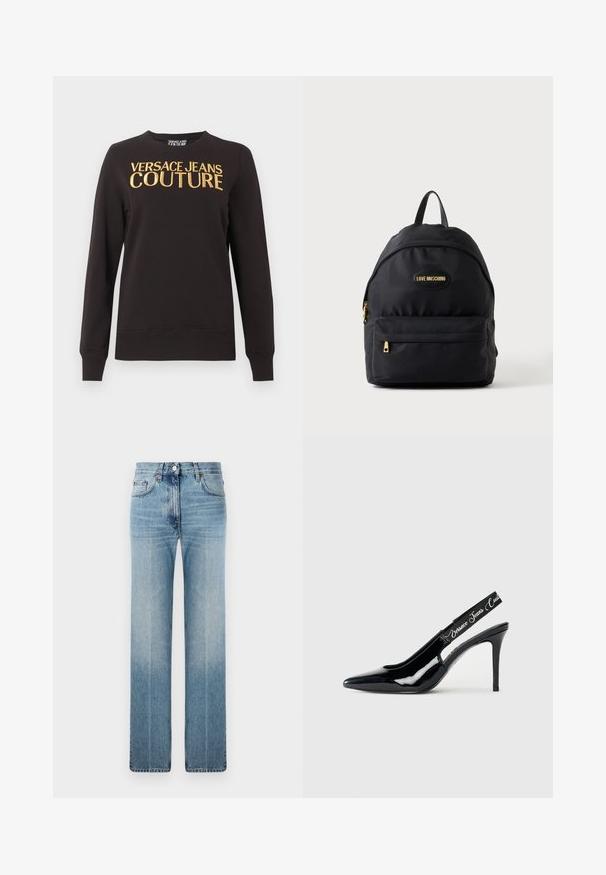 Schwarzer Sweatshirt mit langen Ärmeln, gerippten Bündchen und Saum, mit großem goldfarbenem "VERSACE JEANS COUTURE" Schriftzug über der Brust.; Hellblaue gerade geschnittene Jeans aus Denim mit dezentem Verblassen, klassischem Fünf-Taschen-Design und einem Metallknopfverschluss an der Taille.; Schwarze Lackleder-Slingback-Pumps mit spitzem Design, das einen ausgeschnittenen Bereich und einen elastischen Riemen mit eingeprägtem Markennamen aufweist.; Schwarzer Moschino-Rucksack mit goldfarbenen Reißverschlüssen und Logo, einer Fronttasche und einem oberen Griff vor einem schlichten hellen Hintergrund.