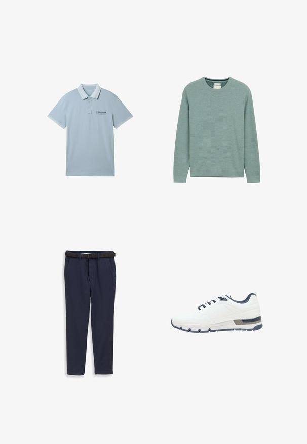 Lys grøn crew-neck sweater, strikket tekstur, lange ærmer, ribbet manchetter og bund. Etiketten er synlig indeni i nakkeområdet.; Lysblå polo-shirt i blødt stof, med kravehals, to-knap placket og kontrasterende hvid kant på ærmer og krave.; Mørkeblå bukser med sidelommer og et sort bælte, vist mod en hvid baggrund.; Hvide sportsko med marineblå detaljer, struktureret overdel, seks snørrehuller, polstret sål og et diskret mønster på siderne.