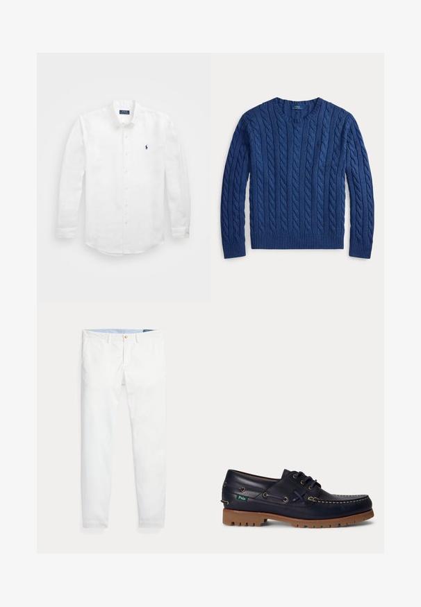 Marineblauwe kabelgebreide ronde hals trui met lange mouwen en geribbelde boorden en onderkant, gelabeld Polo Ralph Lauren.; Witte lange mouwen shirt van katoen met een button-down kraag, voorzien van een klein marineblauw logo op de linkerborst en klassieke knoopsluiting.; Witte katoenen chino's met een slim fit, voorzien van een enkele gouden knoopsluiting en een lichtblauwe binnenband. Gladde textuur zonder patronen.; Marineblauwe leren bootschoen met bruine rubberen zool, witte stiksels, veters en een klein groen Polo-label aan de zijkant.