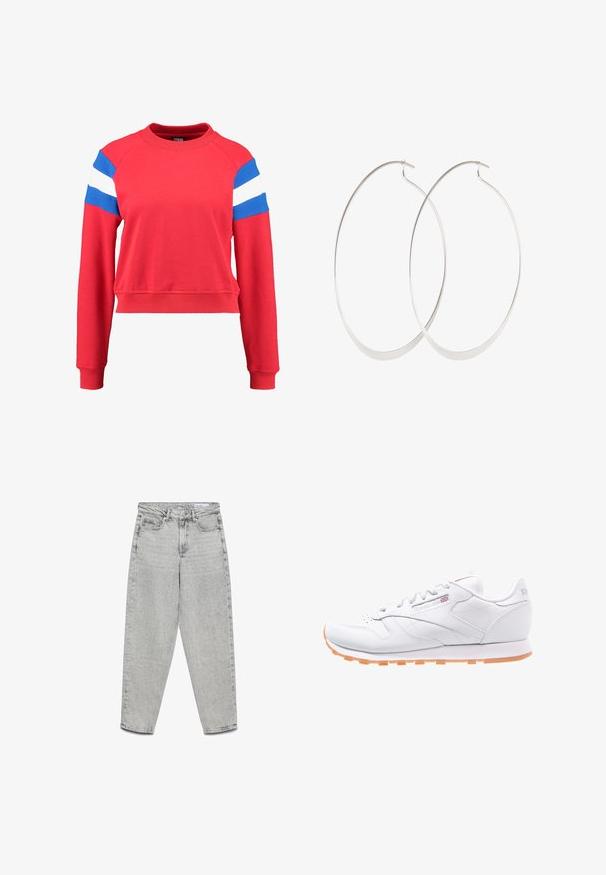 Rotes, gekürztes Sweatshirt mit geripptem Bund und Ärmeln. Verfügt über blaue und weiße Streifenakzente an den Ärmeln. Aus softem Baumwollmix gefertigt, lässiges Design.; Hellgraue Jeans mit hohem Bund und geradem Bein, vorderen Taschen, Gürtelschlaufen und Reißverschluss.; Weiße Leder-Laufschuhe mit strukturierter Oberfläche, gummierter oranger Laufsohle und Reebok-Logo an der Seite und auf der Zunge. Standard Schnürverschluss.; Silberne Creolen mit einem dünnen, glatten Design; länglich-ovale Form; polierte Oberfläche; ausgestattet mit einem sicheren Hakenverschluss.