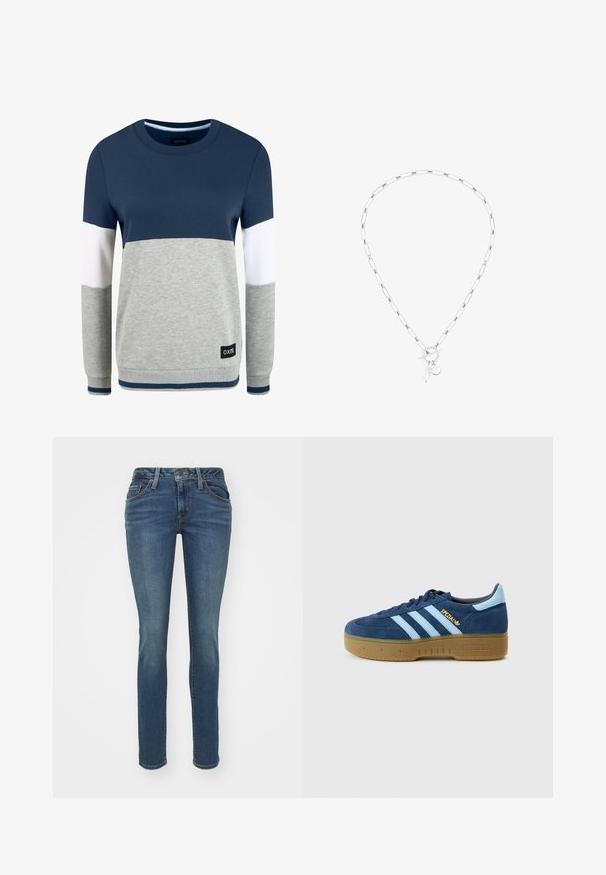Oxmo OMAYA - Sweatshirt - insignia blue; Blaue Denim-Slim-Fit-Jeans mit fünf Taschen, sichtbarer Naht und Reißverschluss. Besitzt eine leicht ausgewaschene Textur für zusätzlichen Detailreichtum.; Marineblaue Wildledersneaker mit hellblauen Streifen, runder Zehenpartie und Gummisohle in Kaugummioptik. Goldfarbenes "Spezial"-Logo an der Seite, klassisches Adidas-Design.; Silberne Halskette mit länglichen Gliedern, einem runden Toggle-Verschluss und zwei Charms: einer rosa Perle und einem kleinen runden Anhänger.