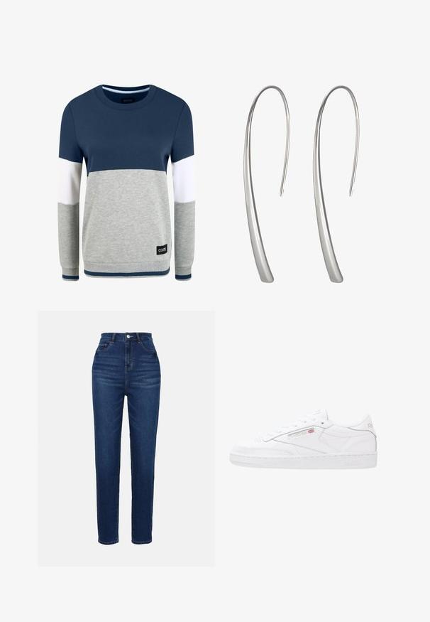 Oxmo OMAYA - Sweater - insignia blue; Hooglussende blauwe spijkerbroek met een slim fit. Voorzien van vijf zakken en een knoopsluiting. Gladde textuur en een gelijkmatige kleurverdeling.; Witte leren sneakers met een low-top ontwerp, vetersluiting, gestructureerde zijpanelen en geperst Reebok-logo. Rubberen outsole.; Lange zilveren druppelohrringen met een slank, langwerpig ontwerp en een gladde, gepolijste afwerking. Kenmerken een minimalistische gebogen vorm.