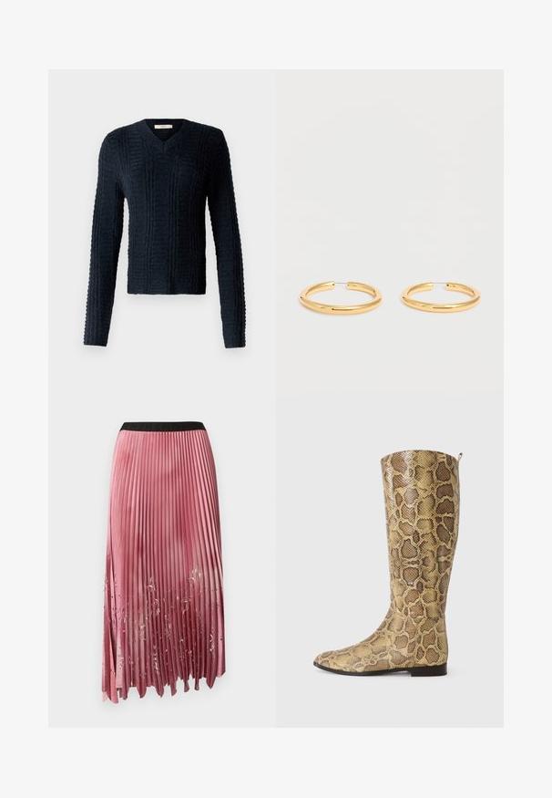 Mørkeblå strikket sweater med V-hals, lange ærmer, struktureret ribbet mønster og en let cropped kant.; Plisseret midi-nederdel i gradient pink satin, med sort elastik i taljen og blomsterudskæringer nær kanten. Glat tekstur.; Støvler til knæene i et slangeskindsdesign med et struktureret gyldent-brunt mønster, med flad sål og en diskret strop øverst.; Par blanke guld øreringe med tynde trådlåse på en ensfarvet hvid baggrund.