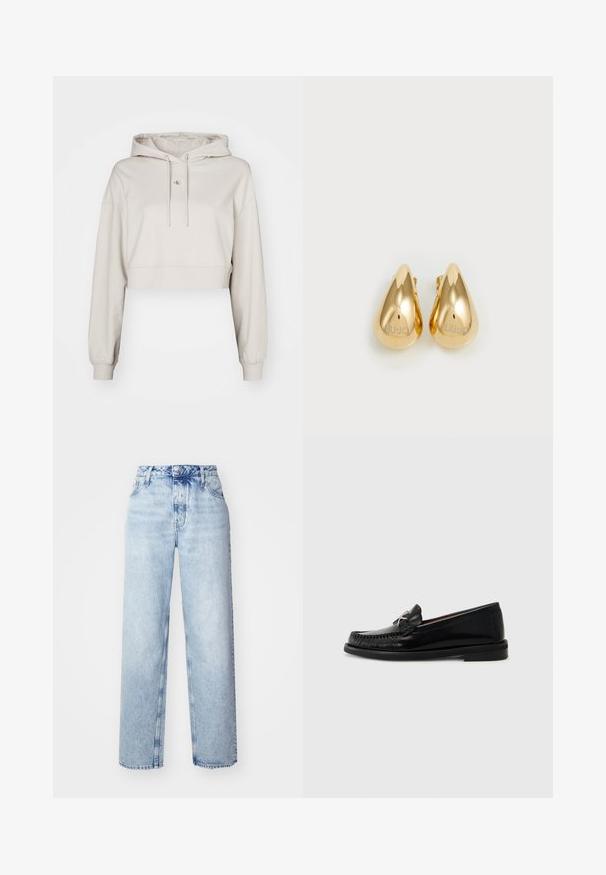 Beige Crop-Hoodie aus weichem Stoff, mit einer Kordelzugkapuze, langen Ärmeln und einem kleinen Logopatch auf der Brust.; Hellblaue High-Waist-Jeans mit lockerer Passform, geradem Bein, fünf Taschen und klassischem Knopf- und Reißverschluss.; Schwarze Lederloafers mit einem Mokassin-Design, das mit einer genähten Zehenpartie und einem kleinen metallischen Akzent an der Seite versehen ist. Flache Gummisohle.; Goldfarbene Metallohrringe in Tropfenform, mit einer glänzenden, glatten Oberfläche und dem eingravierten "LIU JO"-Logo auf einer Seite.