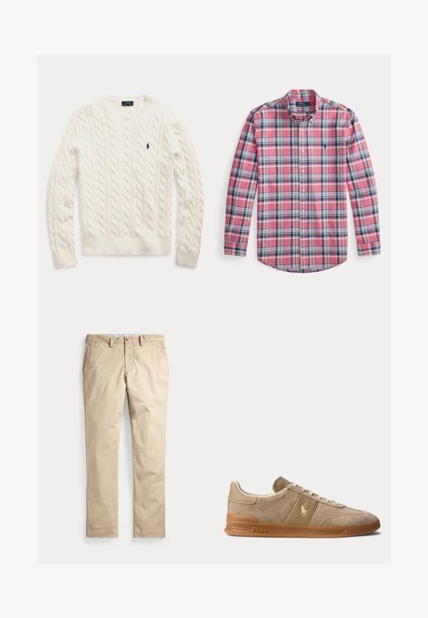 Pull blanc à manches longues en maille torsadée, col rond et petit logo Polo Ralph Lauren bleu foncé sur la poitrine gauche.; Chemise à manches longues à carreaux roses, avec des accents verts, bleus et blancs. Col classique et ourlet incurvé avec logo brodé.; Chinos beige à devant plat avec passants pour ceinture, poches latérales et fermeture par bouton à la taille sur fond blanc.; Basket basse beige en daim et cuir avec semelle en gomme, lacets blancs, et logo Polo sur le côté et la semelle.