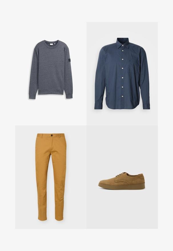 Grå langærmet sweatshirt lavet af tekstureret stof med rund hals og ribbede manchetter. Har et minimalistisk design uden udsmykninger.; Mørkeblå skjorte med lange ærmer, lille ternet mønster, enkelt brystlomme og hvide knapper på en ensfarvet baggrund.; Slim fit herre chinos i sennepsgul med bæltestropper, frontknap og lynlås, vist mod en ensfarvet baggrund.; Brun ruskindslærredsko med snørebånd og flad gummisål, set fra siden på en ensfarvet lys baggrund.