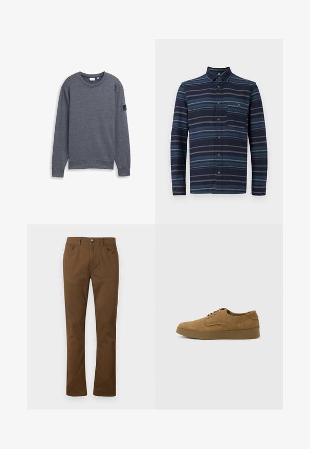 Grauer Langarm-Sweatshirt aus strukturiertem Stoff mit Rundhalsausschnitt und gerippten Bündchen. Verfügt über ein minimalistisches Design ohne Verzierungen.; Langärmliges Hemd mit Knopfleiste in Navy mit unterschiedlichen blauen horizontalen Streifen, einem Kragen und einer Brusttasche. Weicher Stoff.; Braune gerade geschnittene Hose mit vorderem Knopf- und Reißverschluss, vorderen und hinteren Taschen sowie Gürtelschlaufen.; Brauner Wildleder-Schnürschuh für den Alltag mit flacher Gummisohle, von der Seite auf hellem, einfachem Hintergrund gesehen.