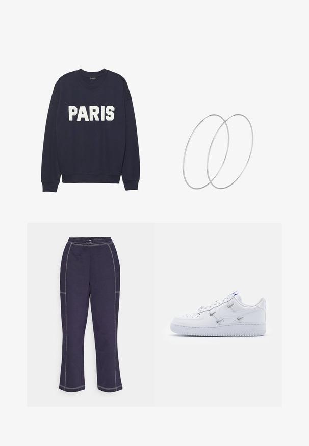 Marineblauwe sweatshirt met ribgebreide manchetten en halslijn, met witte fleece letters die "PARIJS" op de voorkant lezen.; Navyblauwe broek met een relaxed fit, elastische tailleband en contrasterende witte stiksels langs de naden. Uitlopende pijpen met zijzakken.; Nike Sportswear AIR FORCE 1 - Sneakers laag - white/hyper royal/black; Zilveren hoepel oorbellen met een minimalistisch ontwerp. Cirkelvormig, gladde textuur en dun profiel. Lichtgewicht met een gepolijste afwerking.