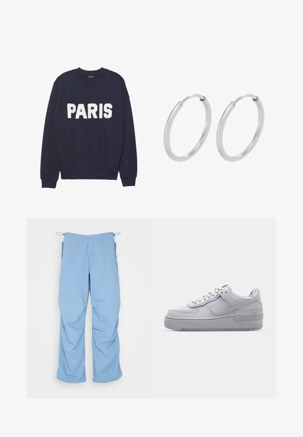 Marineblauwe sweatshirt met ribgebreide manchetten en halslijn, met witte fleece letters die "PARIJS" op de voorkant lezen.; Lichtblauwe, wijde broek van zachte stof. Voorzien van een koord in de taille, twee zijzakken en een relaxte pasvorm met schone stiksels.; Grijze Nike Air Force 1 sneaker met geperforeerde neus, glad leren bovenwerk, dikke zool en verhoogde 'AIR' details op de hiel.; Zilveren hoepeloorbellen, cirkelvormig, met een gladde glanzende textuur en een constante breedte. Minimalistisch ontwerp zonder extra accenten.