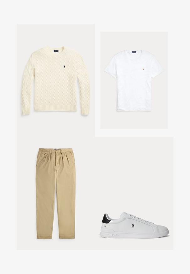 Crèmekleurige kabelgebreide trui met lange mouwen en geborduurd Polo Ralph Lauren-logo op de linkerborst.; Witte T-shirt met korte mouwen en ronde hals met klein geborduurd Polo Ralph Lauren-logo op de linkerborst en een blauw merklint binnenin de kraag.; Beige geplooide broek met zijzakken, een klein knoopsluitbaar muntzakje aan de rechterkant, riemlussen en een voorste knoop- en ritssluiting.; Witte lage sneaker met zwarte hieltab, veters en Polo Ralph Lauren-logo aan de zijkant, met gegraveerde zooldetails.