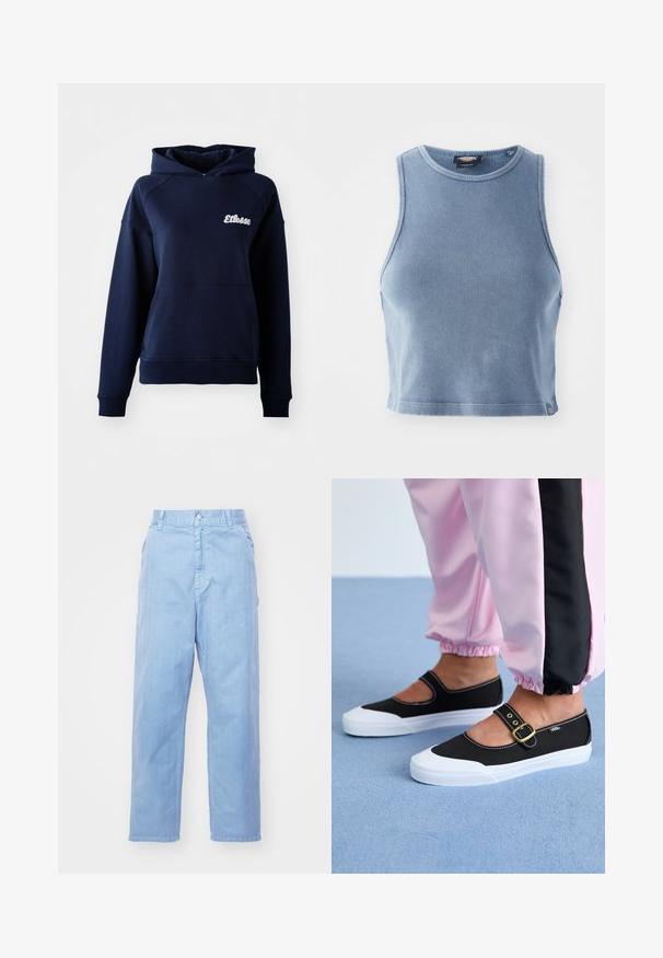 Navyblauwe hoodie van zacht materiaal. Bevat een voorzak en een wit logo op de borst. Geribde boorden en zoom.; Lichtblauw geribbelde crop top met een ronde halslijn en mouwloos ontwerp. Gladde textuur en een klein logo detail aan de zoom.; Lichtblauwe denimbroek met een rechte pijpdesign, knoopsluiting en voorzakken. De stof heeft een subtiele textuur met een gladde afwerking.; Zwarte canvas schoenen met een witte zool, met een uitgesneden ontwerp en een gouden gespband. Draagt met roze joggingsbroek.