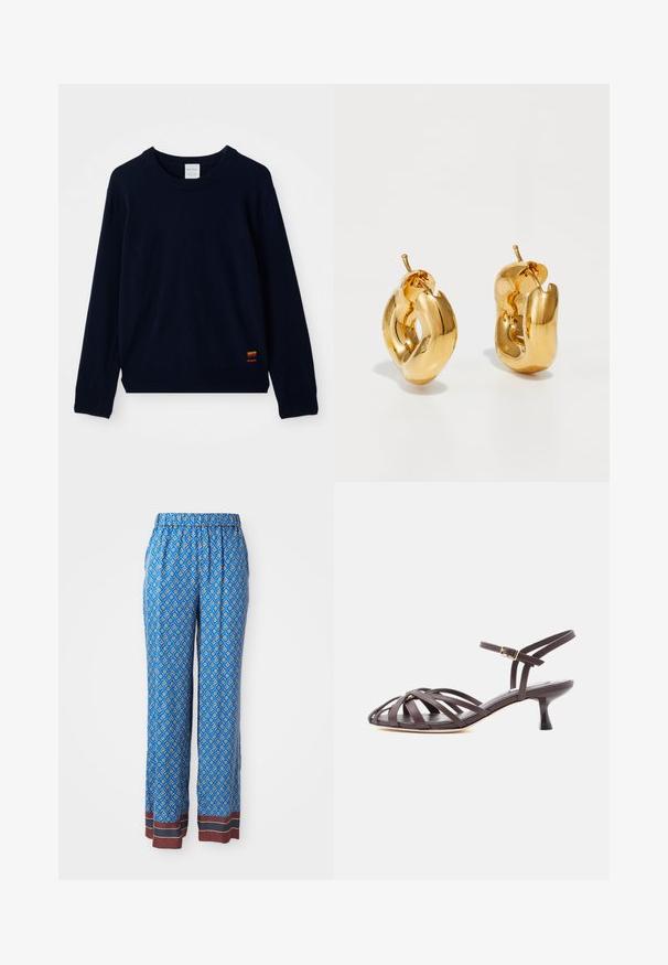Pull à col ras du cou à manches longues bleu marine avec des poignets et un ourlet côtelés, présentant un petit patch à rayures multicolores près du bas.; Pantalon à motifs bleus avec un motif en losanges en accents jaunes et blancs. Dispose d'une taille élastique et d'une finition marron à l'ourlet.; Sandale à talon kitten en cuir marron foncé avec lanières et bride de cheville réglable à boucle sur fond blanc.; Boucles d'oreilles créoles en or massif avec un design tubulaire légèrement tordu et des fermoirs à tige sur un fond blanc.