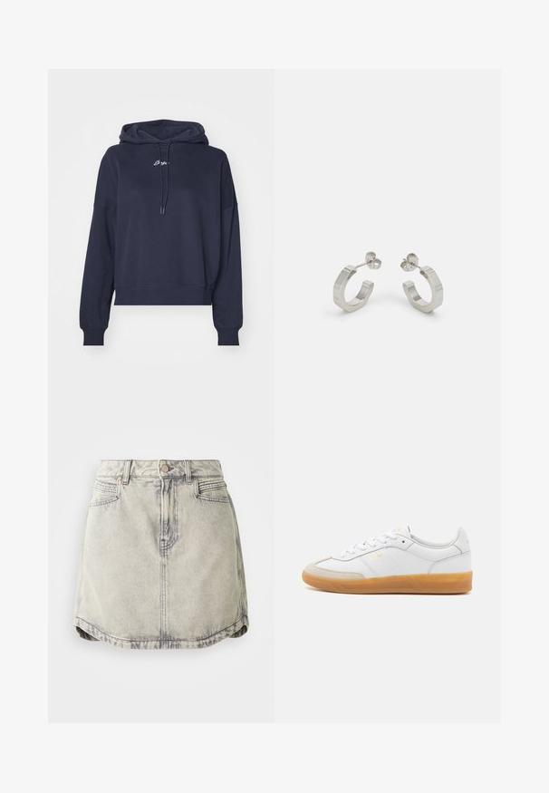 Navyblauwe hoodie van zacht materiaal, met een trekkoordkap en geborduurd logo op de borst. Relaxte pasvorm met geribde manchetten.; Denim rok in lichtgrijs met een vervaagde textuur, voorzien van een knoopsluiting in de taille, voorzakken en een licht gebogen zoom.; Witte leren sneaker met beige suède accenten, gumrubberen zool en vetersluiting. Heeft subtiele branding in goud.; Zilveren metalen hoepel oorbellen met een gestructureerd ontwerp, voorzien van een kleine post achter en branding op een van de hoepels. Ronde vorm met een gepolijste afwerking.