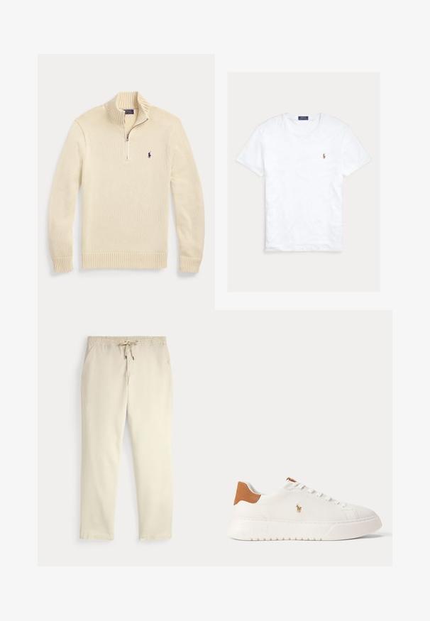 Roomkleurige lange mouw gebreide trui met halve rits aan de voorkant, geribde kraag, manchetten en zoom, met een klein donker Polo-logo op de borst.; Witte T-shirt met korte mouwen en ronde hals met klein geborduurd Polo Ralph Lauren-logo op de linkerborst en een blauw merklint binnenin de kraag.; Off-white casual broek met elastische tailleband en trekkoord, rechte pijpen en zijzakken op een effen achtergrond.; Witte lage sneaker met beige hieltab, witte veters en klein geborduurd polo spelerlogo aan de zijkant boven een dikke zool.
