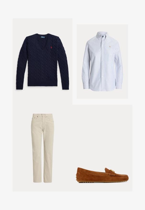 Marineblauer Pullover mit Zopfmuster, V-Ausschnitt, langen Ärmeln und einem kleinen roten, bestickten Logo auf der linken Brust.; Weißes Hemd mit vertikalen hellblauen Streifen, Button-Down-Kragen und kleinem gesticktem Logo auf der linken Brust.; Beige Cordhose mit geradem Bein, Gürtelschlaufen, Vorderknopf, Reißverschluss und Fronttaschen.; Brauner Veloursleder-Slipper mit goldener Schnalle und gummierter genoppter Sohle, von der Seite auf einfarbigem Hintergrund gesehen.