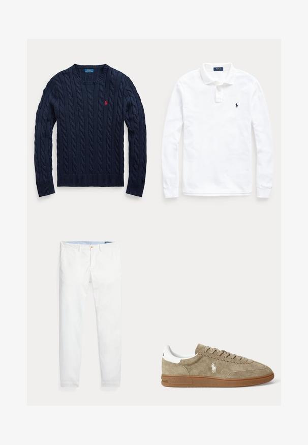 Marineblauwe kabelgebreide trui met ronde hals, lange mouwen en een klein rood geborduurd Polo Ralph Lauren-logo op de linkerborst.; Wit poloshirt met lange mouwen, kraag, twee knoopsluiting en een klein marineblauw geborduurd paardenlogo op de linkerborst.; Witte katoenen chino's met een slim fit, voorzien van een enkele gouden knoopsluiting en een lichtblauwe binnenband. Gladde textuur zonder patronen.; Beige suède lage sneaker met bruine zool, witte hiel-detail, veters en een wit geborduurd polo-speler logo aan de zijkant.