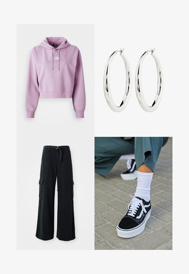 Korte hoodie in lichtpaars, gemaakt van zacht materiaal. Beschikt over een voorzak en verstelbare touwtjes, met een wit logo op de borst.; Zwarte wijde cargobroek van katoen met een strikceintuur, voorzien van twee zijzakken en een soepele stoftextuur.; Zwarte suède sneaker met witte accenten en veters, uitgerust met een dikke witte zool en contrasterende stiksels, gecombineerd met een witte sok.; Zilveren creool oorbellen met een gladde, reflecterende oppervlak. Ronde, grote vorm met een veilige sluiting aan de bovenkant. Gepolijste afwerking toont de glans.