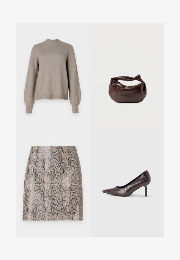 Pull en tricot beige avec col montant côtelé, longues manches bouffantes et bords côtelés sur fond blanc.; Une mini jupe ajustée avec un imprimé serpent en faux cuir brillant et texturé dans des nuances de beige et de noir, avec une finition lisse et sans fermetures visibles.; Escarpins à bout pointu en similicuir marron avec une texture crocodile, dotés d’un talon fin et angulaire ainsi que d’une doublure intérieure lisse.; Sac bandoulière en cuir marron foncé avec une forme souple et décontractée et une anse nouée torsadée sur un fond blanc uni.