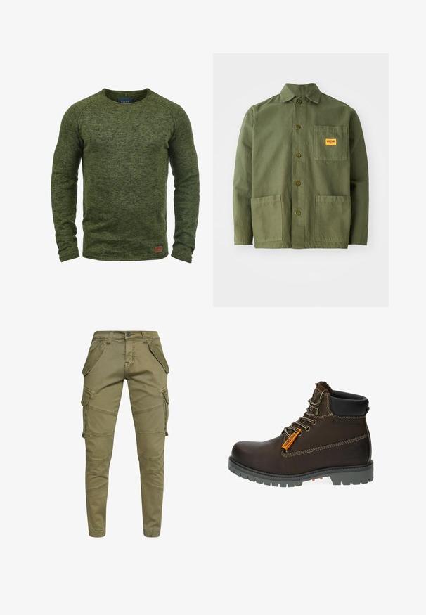 Suéter verde hecho de tejido de punto texturizado, con cuello redondo, mangas largas y un pequeño parche de logo marrón en la parte inferior delantera.; Chaqueta verde oliva de algodón pesado, con cuello puntiagudo, botones frontales y dos grandes bolsillos de parche. Incluye un pequeño parche con el logo.; Pantalones cargo verde oliva fabricados en una mezcla de algodón, con múltiples bolsillos laterales, diseño ajustado y costuras detalladas a lo largo de las piernas.; Botín de cuero marrón con suela de goma gris, etiqueta de acento naranja y ojales de metal. Presenta costuras en contraste y un collar acolchado.