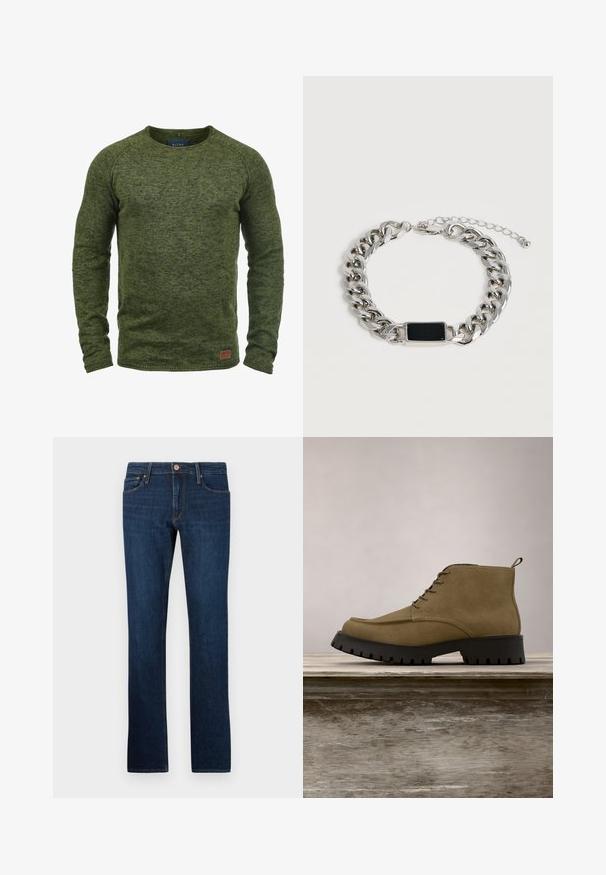 Grøn sweater lavet af struktureret strikstof, med rund hals, lange ærmer og et lille brunt logo-patch på den nederste front.; Mørkeblå denim jeans med lige ben-design, fem lommer og lukning foran med knap. Glat tekstur med diskrete syninger.; Olivegrønne ruskinds ankelstøvler med sorte robuste såler, der har snøre design og en løkke på hælen, vist over en træoverflade.; Sølvkæde armbånd med en sort rektangulær plade og justerbar lås på en lys baggrund.
