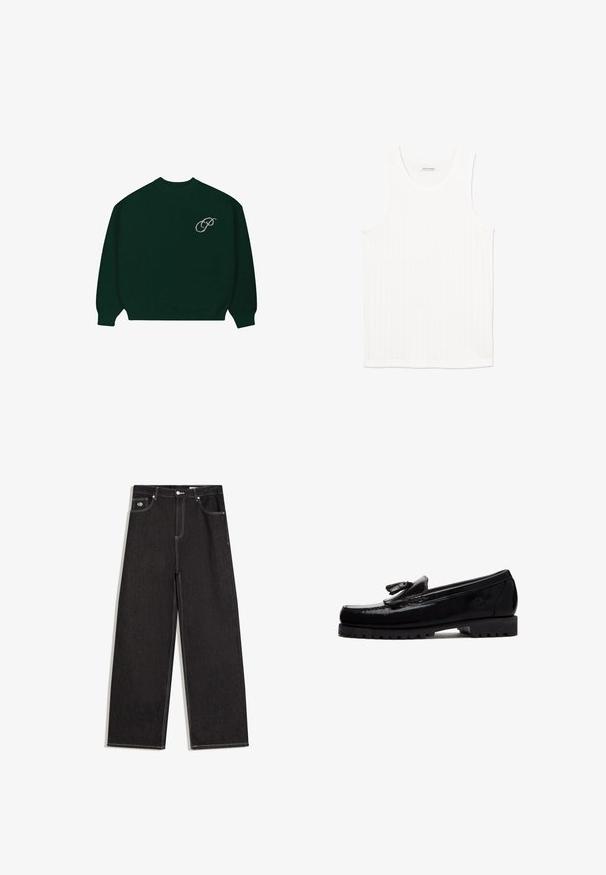 Mørkegrønt langærmet sweater med ribbede manchetter og kant, der har et lille lysfarvet kursiv "P" logo på den øverste venstre bryst.; Hvid ribstrikket tanktop med rund halsudskæring og ærmeløs design. Glat tekstur med diskret linjemønster; afsluttet kant forneden.; Sorte viddebukser i jeansstof med kontrastfuld hvid syning, knaplukning, bæltestropper og design med fem lommer inklusive en lille logopatch på forlommen.; Sort læderloafer med kvastdetalje, tyk robust sål og præget logo på siden, vist i profil mod hvid baggrund.