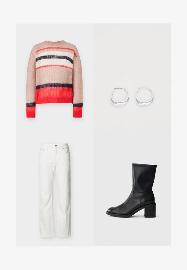 Striktrøje med løs pasform i striber i rød, marineblå, creme og beige. Struktureret stof med ribbet halsudskæring og kant.; Hvide jeans med lige ben, forlommer, bæltestropper, knaplukning og synlige sømme på en ensartet baggrund.; Sort læder ankelstøvle med rund tå, glat tekstur og en grov hæl, der har et tætsiddende skaft og subtil syning.; Sølv hoops øreringe med en poleret overflade og DKNY branding, præsenteret mod en simpel hvid baggrund.