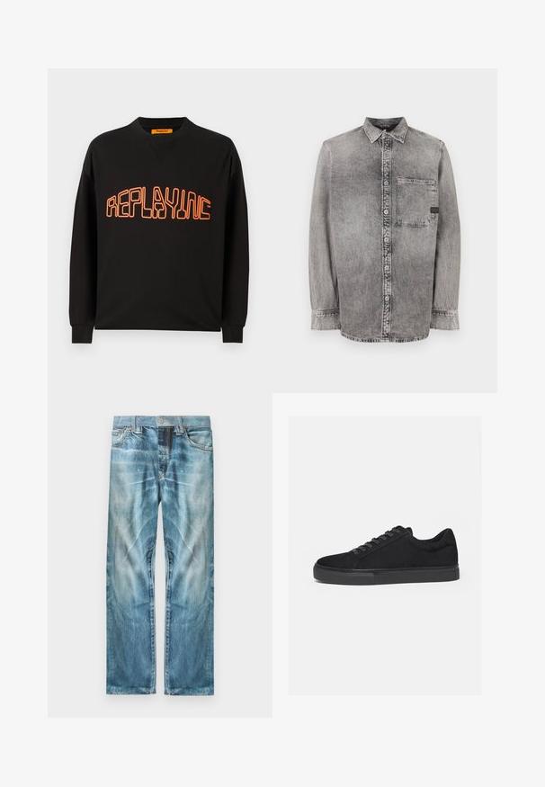 Zwarte sweatshirt van katoen met een v-hals en lange mouwen. "REPLAYING" is in het oranje gedrukt, omrand in een afgeronde stijl.; Grijze denim knopsluiting overhemd, lange mouwen, stof van gemiddelde dikte, enkele borstzak, vervaagde afwerking met contrasterende knopen, klassieke kraag.; Lichtblauwe verouderde spijkerbroek met rechte pijpen, voorzakken, riemlussen en een knoopsluiting.; Zwarte lage sneaker met veterluiting aan de voorkant en platte rubberen zool, zijaanzicht op een witte achtergrond.