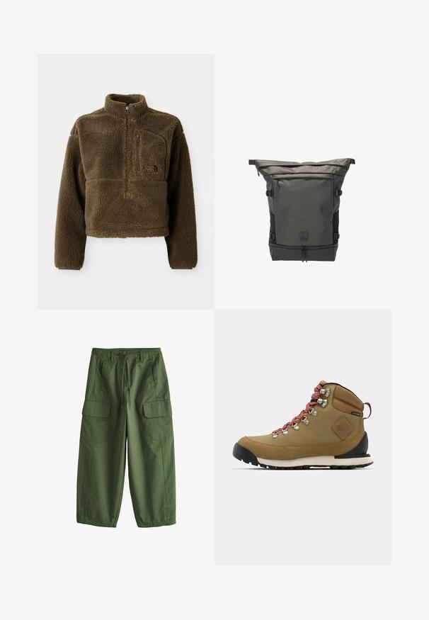 Braune Fleecejacke mit hohem Kragen, halbem Reißverschluss vorne und einer Brusttasche; verfügt über strukturierten Stoff und ein Logo auf der Vorderseite.; Grüne Arbeitshosen mit weiten Beinen, großen Seitentaschen mit Klappen, Gürtelschlaufen und einem vorderen Kordelzugbund, flach auf weißem Hintergrund ausgelegt.; Braune Wanderstiefel mit roten Schnürsenkeln, Metallschlaufen, Lederakzenten und einer Gummisohle. Besitzt eine abgerundete Zehenpartie und einen gepolsterten Schaft.; Dunkelgrauer Roll-Top-Rucksack mit vorderer Reißverschlusstasche, seitlichen Kompressionsriemen und unterem Reißverschlussfach, vor weißem Hintergrund gezeigt.