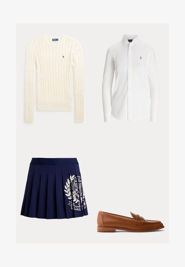 Dlhý sveter krémovej farby so vzorom vrkočového pletenia, s dlhými rukávmi, okrúhlym výstrihom a malým tmavomodrým logom Polo Ralph Lauren na hrudi.; Biela košeľa s dlhým rukávom zapínaná na gombíky, golierom na gombíky a malým vyšitým logom hráča póla na hrudi.; Tmavomodrá plisovaná sukňa so širokým pásom a bielym tenisovým erbom na spodnej pravej strane.; Hnedý kožený mokasín s nízkym dreveným podpätkom, klasickým pásikom na mincu a prešitými detailmi pozdĺž špičky a strán.