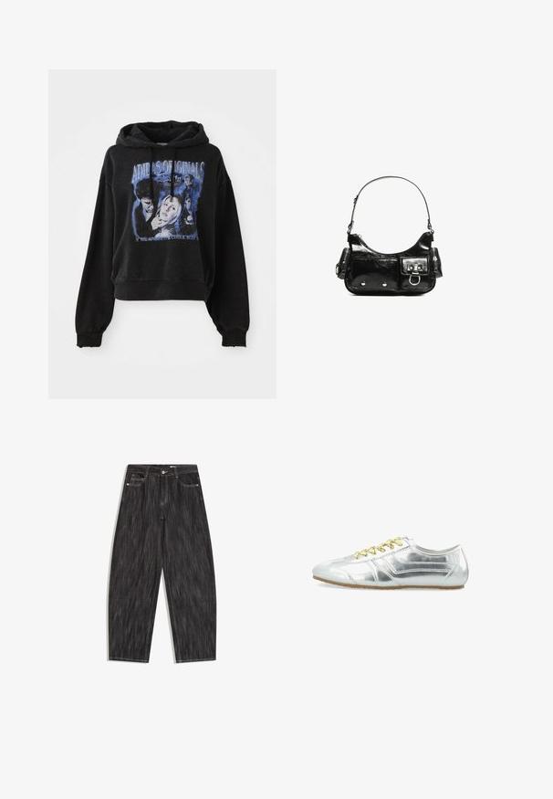 Sort cropped hoodie lavet af bomuld med snøre i hætten. Har et grafisk print i blå, der viser tegn og tekst.; Sort denimjeans med vidde ben, fem-lomme design, synlige hvide syninger og knaplukning i taljen.; Sølvmetallic sneakers med en blank finish, der har seks guldøjer og beige snørebånd, rund tå og en gummisål.; Sort patenteret læder håndtaske med en buet form, en skulderrem, frontlommer og hardware accenter i sølvfarve.