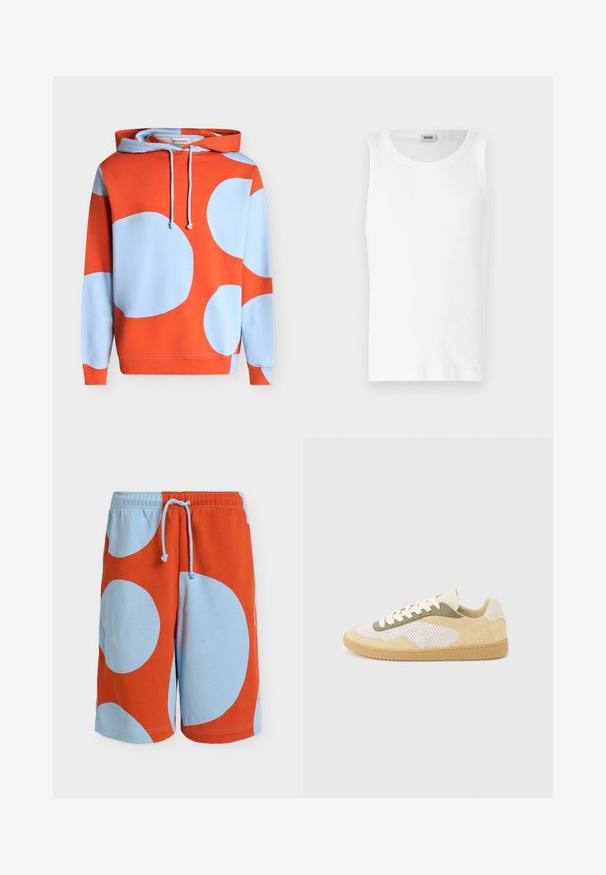 Sweat à capuche avec de grands motifs circulaires bleu clair sur fond orange vif et cordons au niveau du cou.; Débardeur en coton blanc sans manches avec un col rond et une texture lisse. Design simple, sans motifs ni accents.; Shorts à taille élastique avec cordon bleu, présentant de grands cercles bleu clair sur un fond orange vif.; Baskets basses en daim beige, panneaux en maille blanche, accents olive, lacets blancs et semelle en caoutchouc naturel sur fond gris clair.
