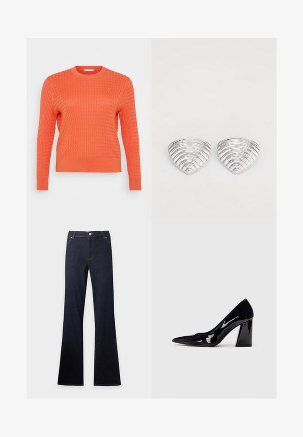 Pull en tricot orange avec un motif en relief, col rond et manches longues. Détail de petit logo sur la poitrine.; Jean en denim bleu foncé avec une taille haute et des jambes évasées, avec poches avant, bouton et fermeture éclair.; Chaussure à talon haut en vernis noir avec un embout pointu et un talon épais, présentant une texture lisse et brillante ainsi qu'un design élégant.; Boucles d'oreilles en argent avec un design ondulé et texturé, en forme de croissants superposés ; la finition polie accentue les qualités réfléchissantes.