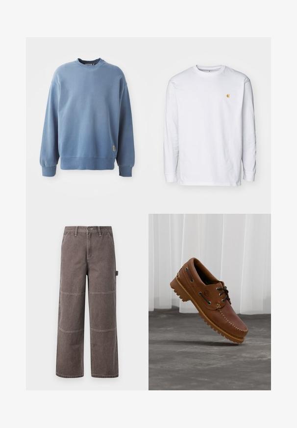 Hellblauer Pullover aus weichem Material, mit Rundhalsausschnitt, langen Ärmeln, gerippten Bündchen und Saum sowie einem kleinen Logoschild nahe dem Saum.; Weißes Langarm-T-Shirt aus Baumwolle. Mit kleinem goldenem Logo auf der Brust und Rundhalsausschnitt. Einfaches Design und normale Passform.; Weite Hosen in einem verblassten Braunton, aus strapazierfähigem Stoff mit kontrastierenden Nähten. Mit Paneeldetails und einer Seitentasche.; Brauner Leder-Bootsschuh mit schwarzen Schnürsenkeln, beigen Nähten und einer robusten Sohle, schwebt über einem grauen Betonboden.