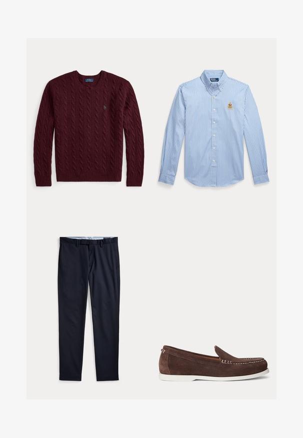 Bordeauxroter Strickpullover mit Rundhalsausschnitt, langen Ärmeln und kleinem grünem Polo Ralph Lauren-Logo auf der Brust.; Blau-weiß gestreiftes Hemd mit langen Ärmeln, Knopfleiste, Kragen und kleinem gesticktem Wappen auf der linken Brust.; Marineblaue Herrenhose mit Gürtelschlaufen, Reißverschluss und Seitentaschen, flach auf weißem Hintergrund ausgelegt.; Brauner Wildleder-Loafer mit weißen Nähten und weißer Gummisohle, seitlich auf hellem Hintergrund gesehen.