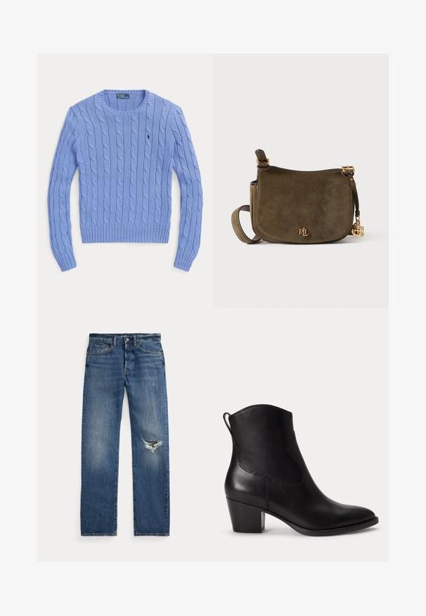 Pull bleu clair en maille torsadée, col rond, manches longues, avec logo Polo Ralph Lauren brodé sur la poitrine.; Jean en denim bleu avec une taille mi-haute, cinq poches et une déchirure effilochée au genou droit.; Bottine noire en cuir avec un petit talon bloc, un bout arrondi et une languette à l'arrière sur fond blanc uni.; Sac à épaule en daim vert olive avec logo et breloque "RL" ton doré, sangle réglable et fermeture à rabat sur fond neutre.