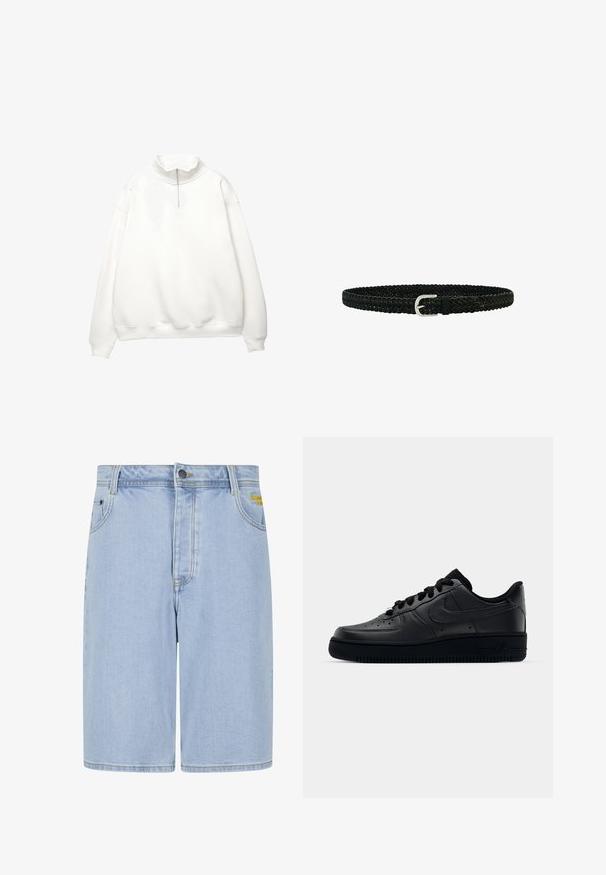 Hvid langærmet pullover med ribstrikkede manchetter og kant, med høj krave og forreste kvart-lynlås.; Lyseblå denimshorts med side- og baglommer, bæltestropper, knap og lynlås foran samt lille gul broderi på højre lomme.; Sort Nike Air Force 1 sneaker med en glat læderoverdel, perforeret tå for åndbarhed, sorte snørebånd og en textured gummisål.; Sort flettet læderbælte med sølvfarvet metalklemme og læderløkke på hvid baggrund.