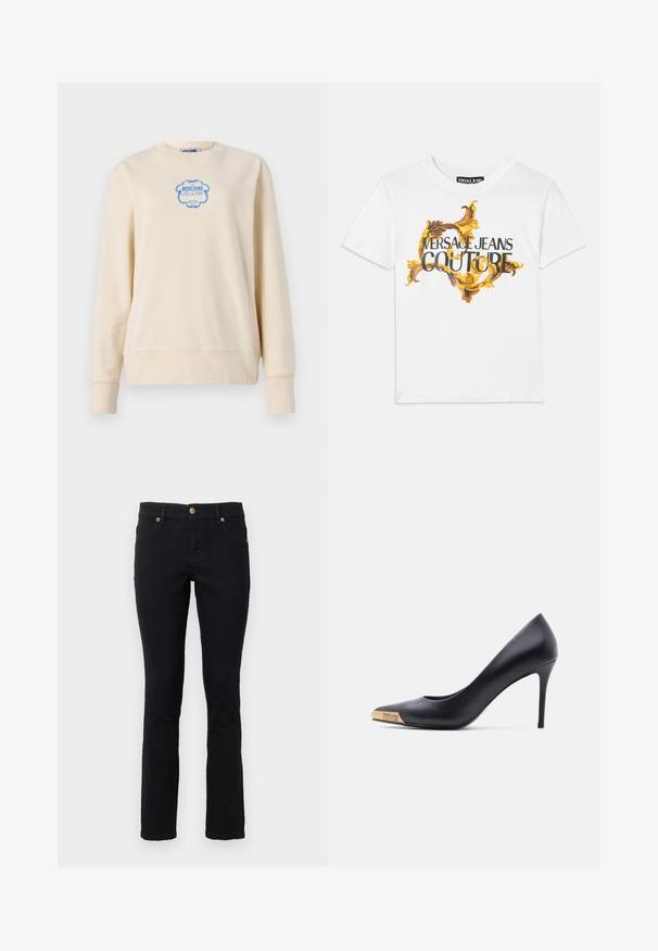 Beige sweater gemaakt van zachte katoen, met een ronde halslijn en lange mouwen. Toont een blauw logo in een sierlijk frame in het midden.; Witte katoenen T-shirt met een gouden en bruine barokprint, met "VERSACE JEANS COUTURE" prominent weergegeven in zwarte letters.; Zwarte denim jeans met een rechte snit, vijf-pocket ontwerp, knoopsluiting en gouden hardware accenten. Zachte textuur met minimale details.; Zwarte leren pump met hoge hak en puntige neus, gouden metalen uiteinde gegraveerd met "Versace Jeans Couture," gezien vanaf de zijkant op een witte achtergrond.