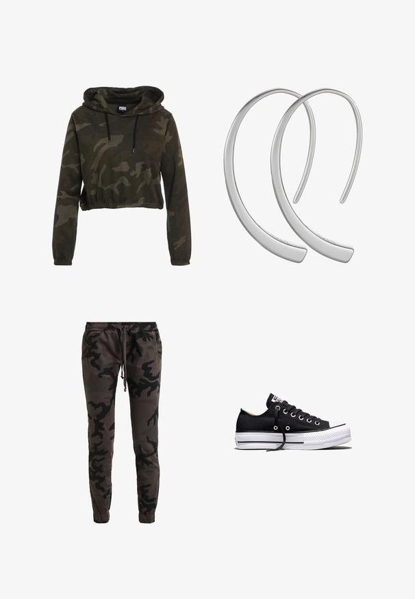 Gekürzte Kapuzenjacke in dunklem Tarnmuster, mit Kordelzugkapuze, langen Ärmeln und elastischem Saum. Hergestellt aus weichem, strukturiertem Stoff.; Camo-Jogginghosen in Dunkelgrau und Schwarz, aus einer weichen Baumwollmischung gefertigt. Verfügt über einen elastischen Bund mit Kordelzug, Seitentaschen und schmal zulaufende Bündchen.; Schwarzer Canvas-Sneaker in Low-Top-Form mit weißer Gummisohle auf Plateau, schwarzen Schnürsenkeln und Metallösen vor weißem Hintergrund.; Silberne Metall-Hoops Ohrringe mit einer glatten, glänzenden Oberfläche und einer gewölbten Mondform, die ein minimalistisches Design aufweisen und keine sichtbaren Muster haben.
