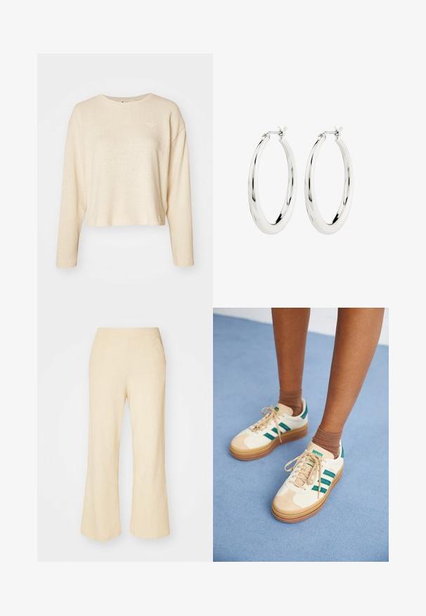 Cremefarvet cropped sweater med lange ærmer, lavet af tekstureret stof. Har et lille, diskret logo på brystet og en rund halsudskæring.; Lys beige brede bukser i et tekstureret stof med en strækbar talje og to sidelommer.; Beige sneakers med mørkegrønne striber, gummisål, overdel i ruskind og tekstil samt neutralt hardware, parret med brune sokker på en lyseblå overflade.; Sølvøreringe i form af hoops med en glat, blank finish. Cirkulær form, der har en sikker lås. Simpelt og elegant design.